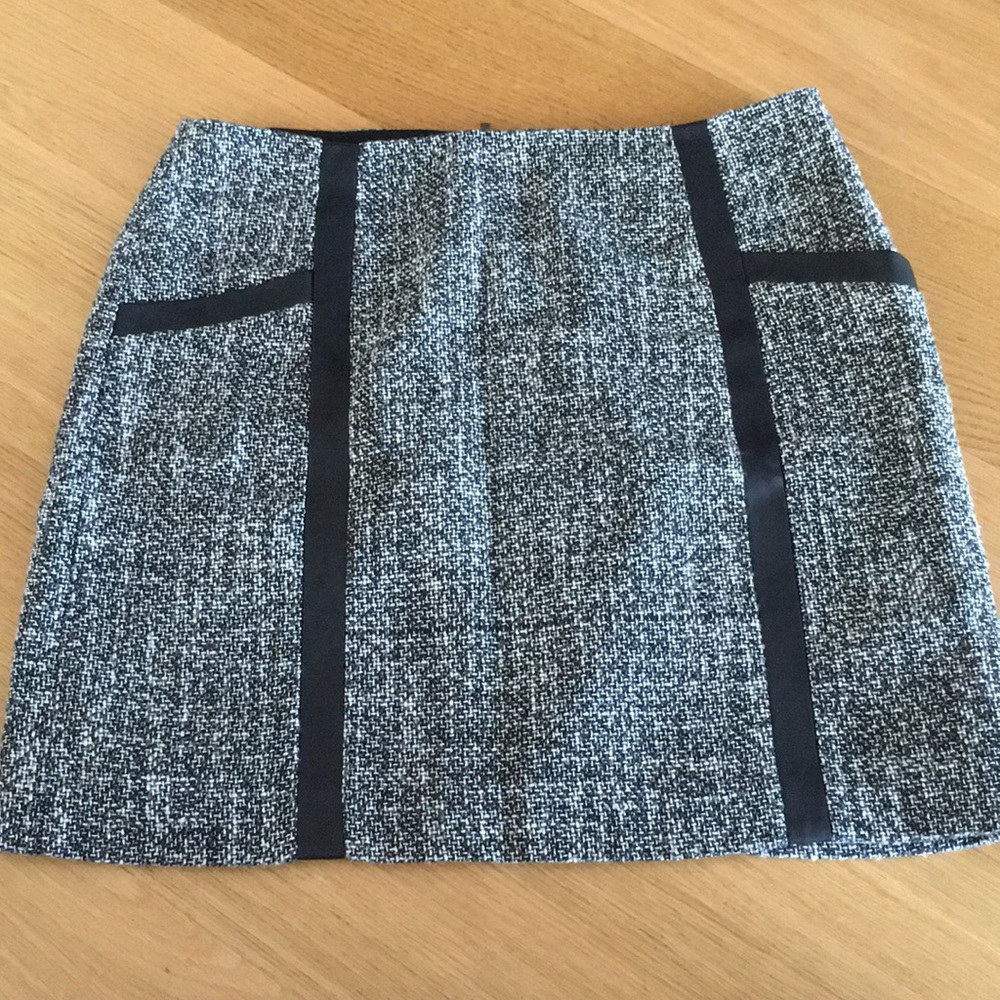 Banana republic woman’s piped tweed skirt. Size 6 - Picture 4 of 8